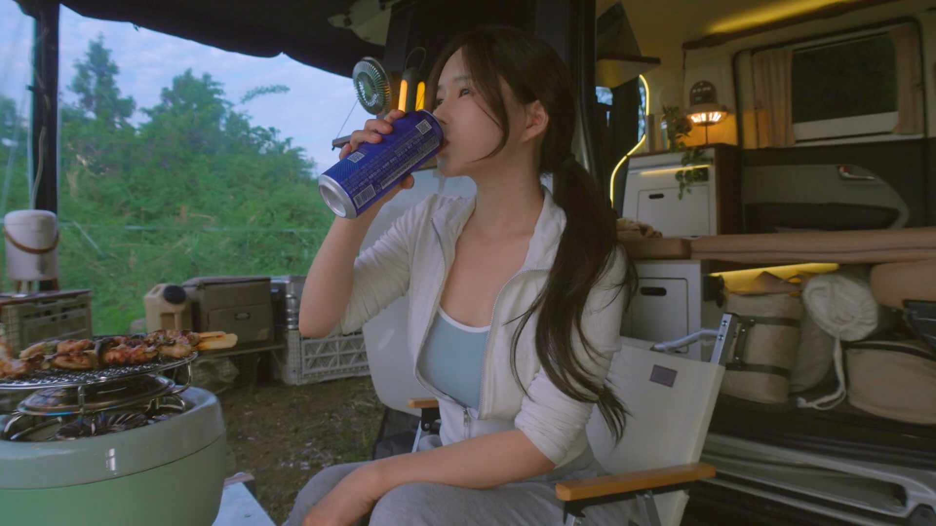 陕西多地迎高温 动物空调房里享受“清凉套餐”